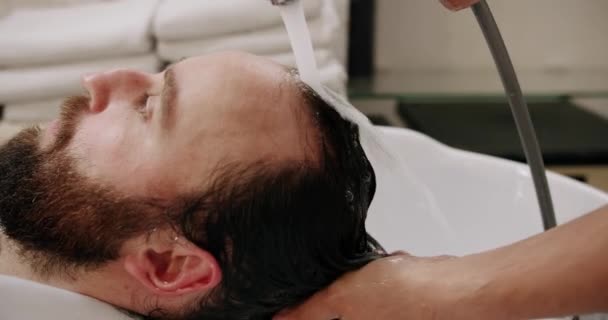 Ein Attraktiver Mann Schönheitssalon Wird Von Einem Friseur Bedient Wäscht — Stockvideo