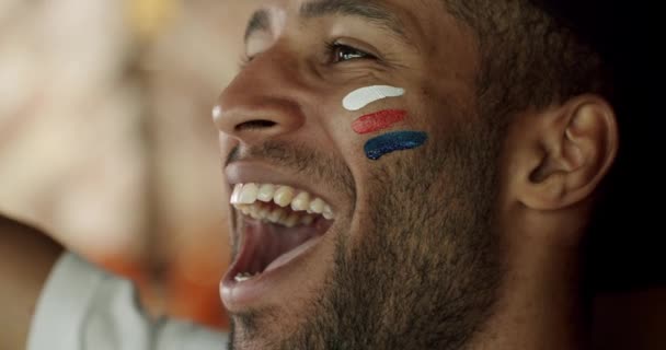 Hispánec Sleduje Fotbalový Zápas Ruční Záběr Hispánského Fotbalového Fanouška Barevnými — Stock video