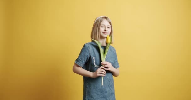 Optimistic Girl Yellow Tulip Static Shot Positive Blond Girl Denim — Stock Video
