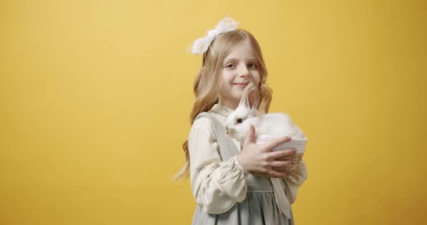 Szczęśliwa Dziewczyna Królikiem Koszyku Statyczne Ujęcie Wesołej Blondynki Patrzącej Aparat — Wideo stockowe