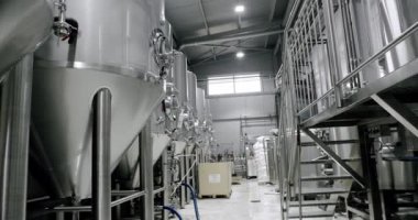Modern ekipmanlarla birlikte bira fabrikasının içinde. Çağdaş bira fabrikasında paslanmaz çelik tanklar ve bira yapma ekipmanlarının düşük açısı