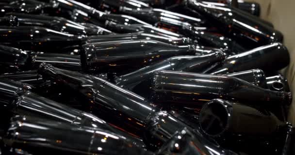 玻璃器皿回收厂堆满了瓶子 从上述堆放在废物回收厂房间的旧玻璃瓶堆里 — 图库视频影像