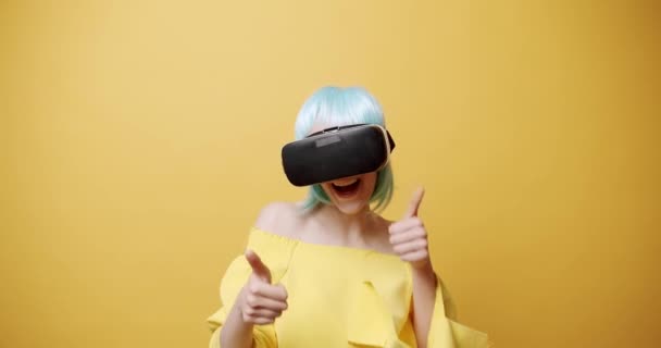 Static Shot Cheerful Young Woman Headset Blue Hair Smiling Gesturing — Stock Video