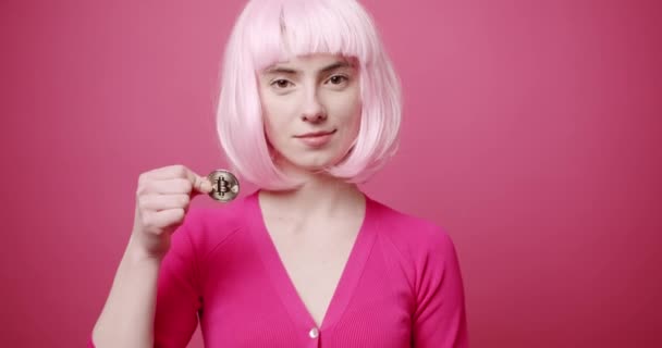 Młoda Modelka Pokazuje Bitcoiny Statyczne Ujęcie Młodej Kobiety Jasnymi Włosami — Wideo stockowe