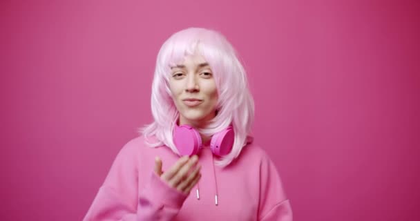 Wanita Muda Mengirim Ciuman Udara Syuting Statis Perempuan Muda Yang — Stok Video
