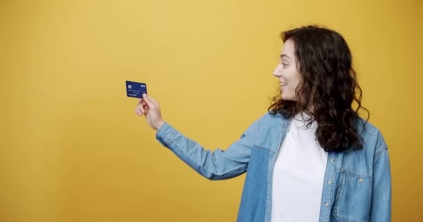 Gülümseyen Kadın Kredi Kartının Reklamını Yapıyor Kıvırcık Kahverengi Saçlı Elinde — Stok video