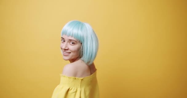 Stilvolle Junge Frau Mit Blauen Haaren Statische Aufnahme Einer Optimistischen — Stockvideo