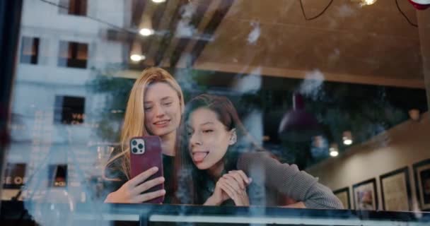Jovens Mulheres Tomando Selfie Restaurante Baixo Ângulo Mão Tiro Jovem — Vídeo de Stock