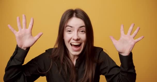 Spännande Ung Kvinna Överraskande Kamera Statisk Bild Glad Ung Brunett — Stockvideo