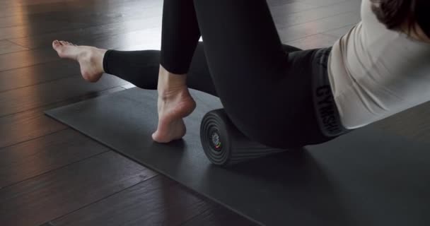 Mulher Colheita Exercitando Com Rolo Espuma Rastreamento Tiro Pernas Alongamento — Vídeo de Stock