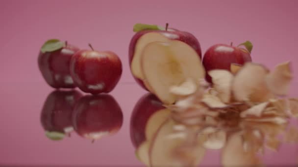 Tumpukan Segar Dan Keripik Apel Kering Studio Statik Menembak Jatuh — Stok Video