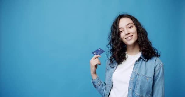 Jovem Morena Feliz Com Cartão Crédito Foto Estática Uma Jovem — Vídeo de Stock