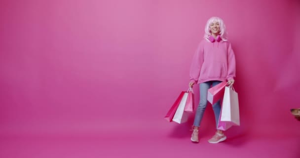 Kobieta Torbami Zakupy Psem Statyczne Ujęcie Stylowej Kobiety Zakupoholiczki Angielskim — Wideo stockowe