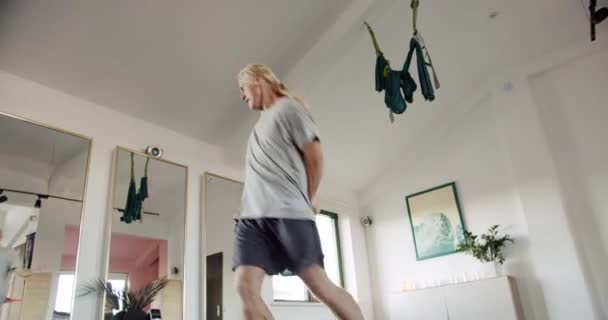 Sportman Doet Trucs Met Springtouw Handheld Tracking Shot Van Energieke — Stockvideo