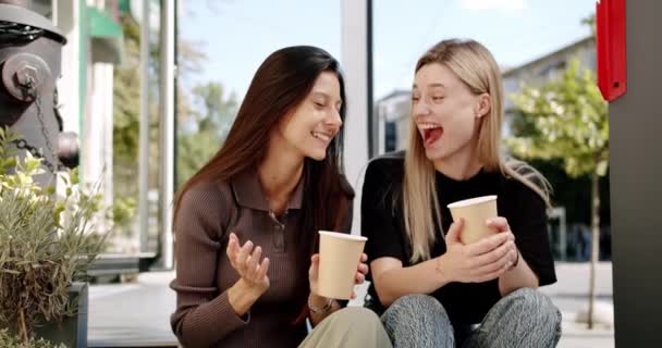 Νεαρές Γυναίκες Καφέ Συζητούν Στο Δρόμο Στιγμιότυπο Από Νεαρές Φιλενάδες — Αρχείο Βίντεο