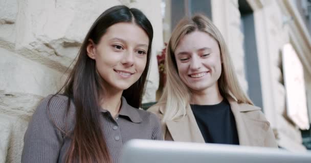 Жінки Колеги Використовують Ноутбук Вулиці Знизу Кишеньковий Знімок Молодих Жінок — стокове відео