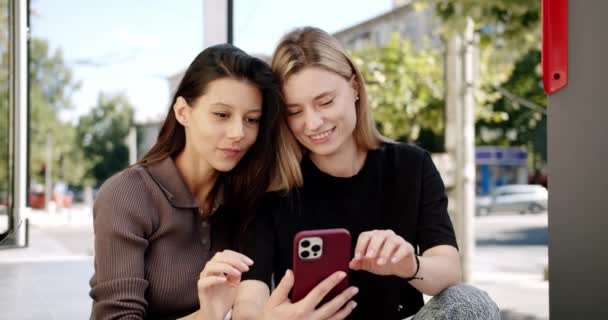 Mujeres Jóvenes Usando Smartphone Calle Toma Mano Novias Jóvenes Ropa — Vídeo de stock