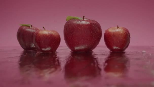 Manzanas Enrollables Superficie Del Agua Tiro Estático Rodar Manzanas Rojas — Vídeo de stock