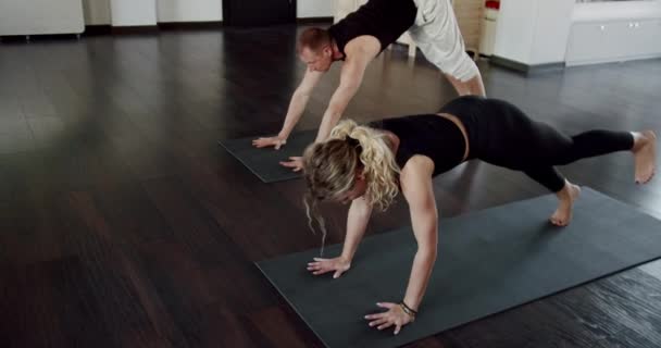 Man Woman Doing Yoga Together Tilt Handheld Shot Barefoot Male — Stock Video
