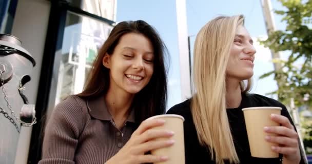 Νεαρές Γυναίκες Απολαμβάνουν Καφέ Στο Δρόμο Χαμηλή Γωνία Φορητή Φωτογραφία — Αρχείο Βίντεο