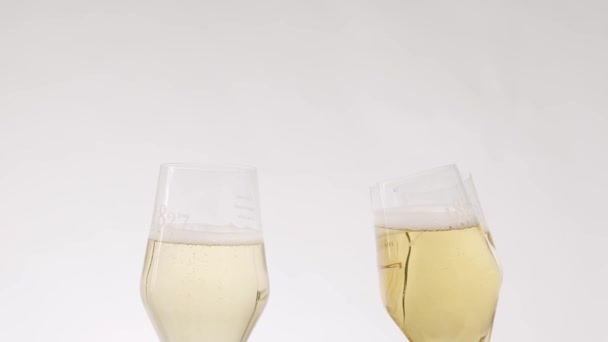 Mensen Roosteren Met Champagneglazen Crop Onherkenbare Mensen Klinkende Elegante Kristallen — Stockvideo