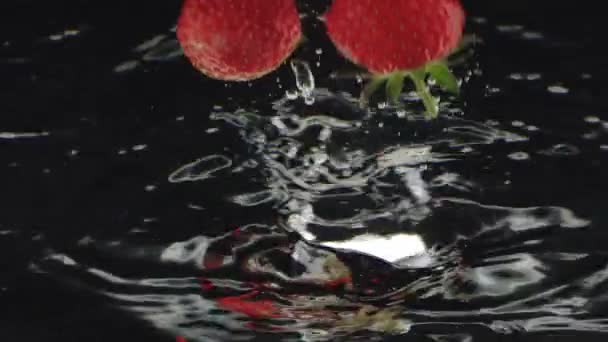 Căpșuni Proaspete Frunze Mentă Care Cad Apă Căpșuni Proaspete Coapte — Videoclip de stoc