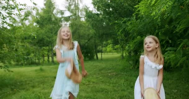Chicas Encantadoras Lanzando Sombreros Paja Aire Movimiento Lento Las Hermanas — Vídeos de Stock