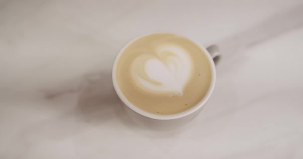 Φτιάχνω Καφέ Μπαρίστα Ετοιμάζει Καφέ Παρασκευή Latte Barista Ρίχνει Ζεστό — Αρχείο Βίντεο