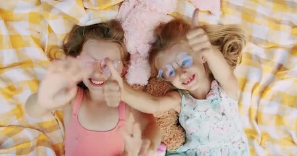 Draufsicht Auf Lachende Geschwistermädchen Glänzender Durchsichtiger Brille Und Sommerkleidung Die — Stockvideo
