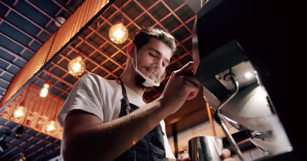 Proprietário Pequeno Negócio Trabalha Balcão Aconchegante Café Loft Estilo Ama — Vídeo de Stock