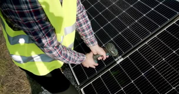Mužský Inženýr Instalující Solární Panely Horní Části Vpravo Pohled Člověka — Stock video