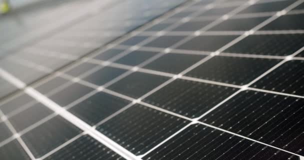 昼間の太陽電池パネルの表面 太陽光発電所の昼間に太陽光で照らされた現代の太陽光パネルの閉鎖ハンドヘルドショット — ストック動画