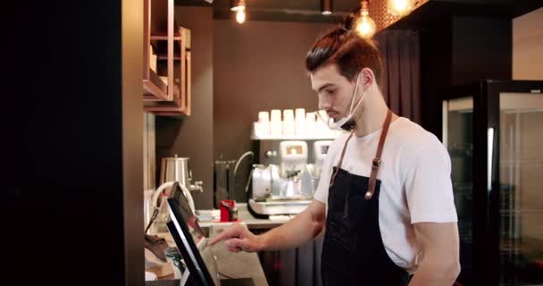 Egy Fiatalember Aki Egy Kávézóban Használja Értékesítési Rendszert Férfi Barista — Stock videók