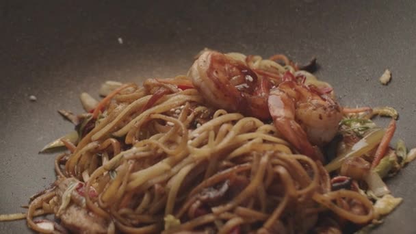 Sesam Besprenkelt Wok Pasta Close Handheld Van Noedels Met Garnalen — Stockvideo