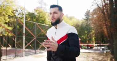 Antrenör erkek spor yapıyor. Çekici fitness adamı dışarıda egzersiz yapıyor. Spor salonu sağlığı konseptin dışında. Açık havada sporcu adam egzersiz yapıyor..