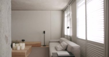 Modern oturma odası. Lüks minimalist tasarım, beyaz ve gri tonlu gerçek daire, zarif sandalye ve lüks mobilyalar, beyaz halı ve siyah ses teknikleri, beton, minimalist tasarım
