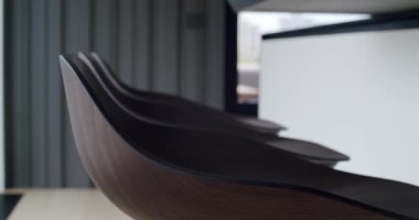 Modern mutfak ve bar kahverengi sandalyeler minimalist dairede mutfak odasında. Modern sandalyeler. Kahverengi Minimalist Tasarım Sandalyeleri. Rahat bir tasarım ve rahat bir daire. İtalyan Tasarım Mobilya Ayrıntıları.