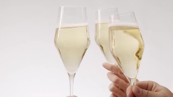 Mensen Roosteren Met Champagneglazen Crop Onherkenbare Mensen Klinkende Elegante Kristallen — Stockvideo