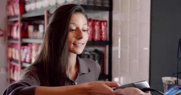 Cliente Feminino Jovem Positivo Com Cabelos Longos Escuros Roupas Casuais — Vídeo de Stock