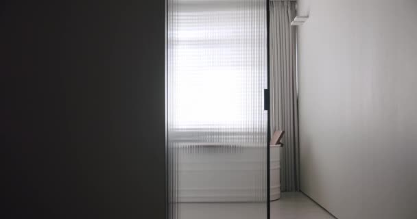 Transparante Schuifdeur Opent Binnen Moderne Badkamer Minimalistisch Bad Witte Grijze — Stockvideo