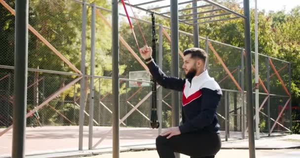 Homme Athlétique Extérieur Fait Des Exercices Avec Bande Élastique Homme — Video