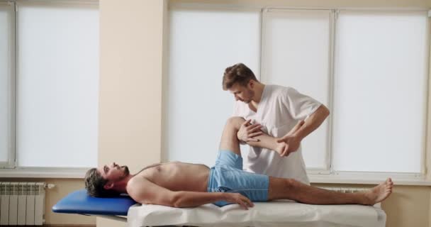 Osteopaat Die Mannelijke Patiënten Behandelt Kliniek Handheld Shot Van Mannelijke — Stockvideo