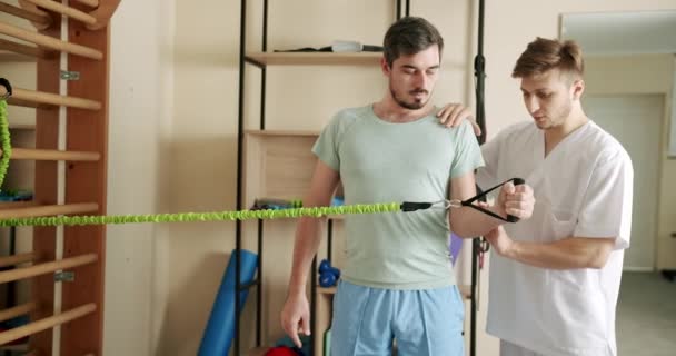 Klinikteki Fizyoterapi Seansındaki Erkekler Rehabilitasyon Kliniğinde Fizyoterapi Seansı Sırasında Hastalara — Stok video