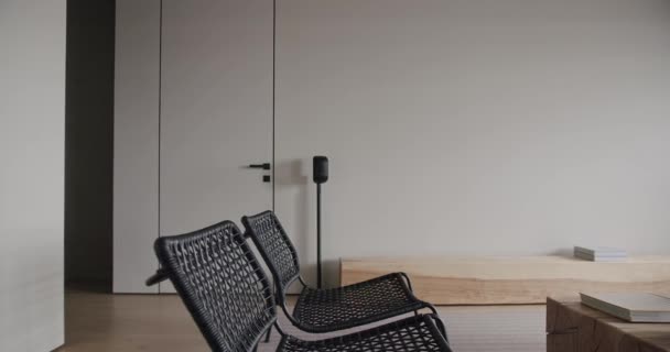 Moderne Woonkamer Met Zwarte Stoelen Luxe Minimalistisch Design Echt Appartement — Stockvideo
