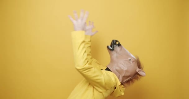 Maskeli Adam Başarıyı Kutluyor Sarı Arka Planda Zaferi Kutlarken Maskeli — Stok video