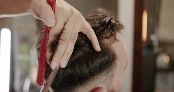 找一个理发师 一个发型师理发店里的现代理发 客户服务 理发店里坐着时髦的男人 理发师理发师男性用剪刀剪头发 — 图库视频影像