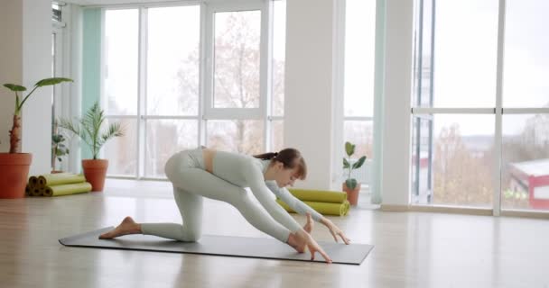 Schlanke Frau Beim Yoga Studio Handbild Einer Barfüßigen Frau Leichter — Stockvideo