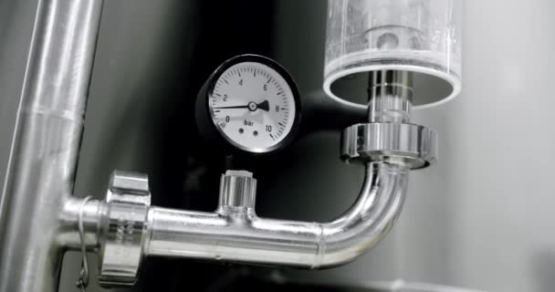 Detailansicht Von Detektoren Zur Druckmessung Behältern Bei Der Bierherstellung Thermostattemperatur — Stockvideo
