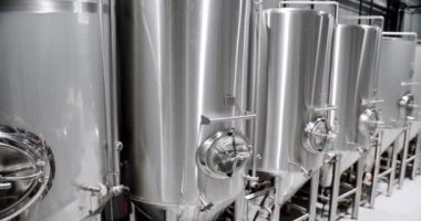 Bira demlemek için paslanmaz çelik tanklar. Fabrika, bira fabrikası kavramı. Modern bira fabrikası. Bira fabrikasında büyük paslanmaz fıçılar. Bira fermantasyonu için ekipman. Bira ekipmanları. 