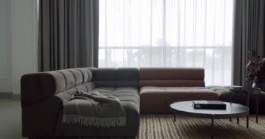 Gri ve kahverengi mobilyalı modern Minimalist oturma odası. Moda mobilyalar. Minimalist İç İşleri. Samimi Modern Mobilya Tasarımı. Lüks Zarif Oda. Lüks Modern Ev.
